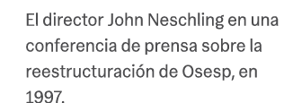 El director John Neschling en una conferencia de prensa sobre la reestructuraci n de Osesp, en 1997.