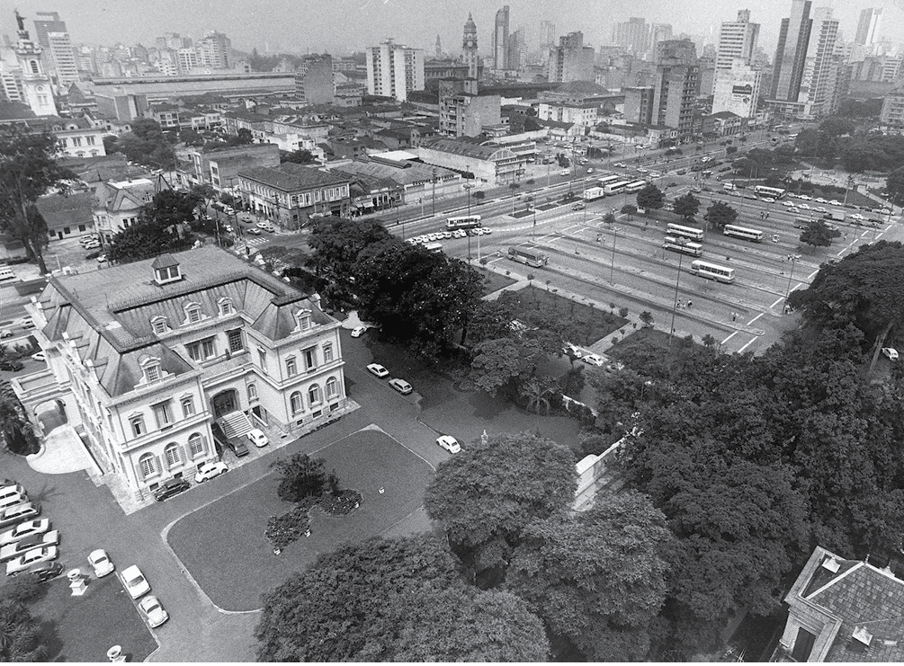Brasil, S„o Paulo, SP. 23/11/1981. Vista a rea do Pal·cio dos Campos El seos, projetado pelo arquiteto alem„o Matheus Heussler e finalizado em 1899, na regi„o central da capital paulista. Originalmente propriedade do cafeicultor Elias Ant nio Pacheco e Chaves, o palacete foi comprado em 1915 para servir de resid ncia do governador. Foi resid ncia oficial de todos os governantes do estado de S„o Paulo at 1965, quando a resid ncia oficial dos governadores foi transferida para o Morumbi. Pasta: 17.000 - Cr dito:ROLANDO DE FREITAS/ESTAD√O CONTE⁄DO/AE/Codigo imagem:53082