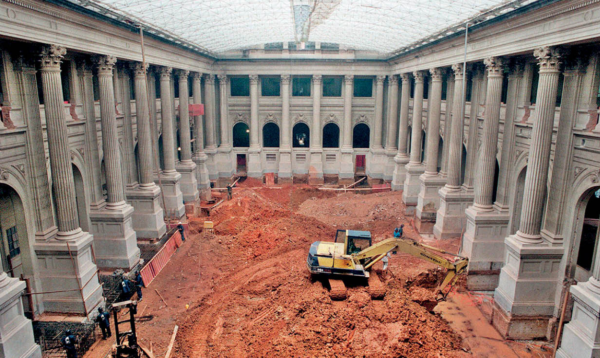 Obras no p tio interno da esta o J lio Prestes.  [FSP-Ilustrada-13.02.98]*** N O UTILIZAR SEM ANTES CHECAR CR DITO E LEGENDA***