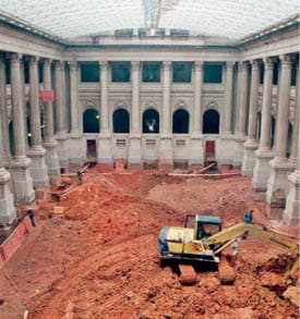 Obras no p tio interno da esta o J lio Prestes.  [FSP-Ilustrada-13.02.98]*** N O UTILIZAR SEM ANTES CHECAR CR DITO E LEGENDA***